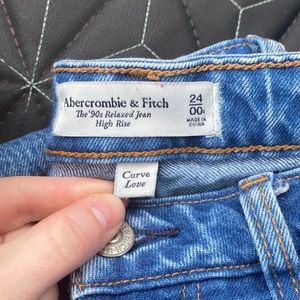 Abercrombie and Finch - Curve Love High Rise 90s Relaxed Jeans - Size 24 or 00R